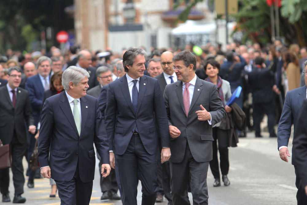 François Hollande y Mariano Rajoy son recibidos con honores junto al Ayuntamiento de Málaga. Antes del almuerzo, han visitado el Museo de Málaga.