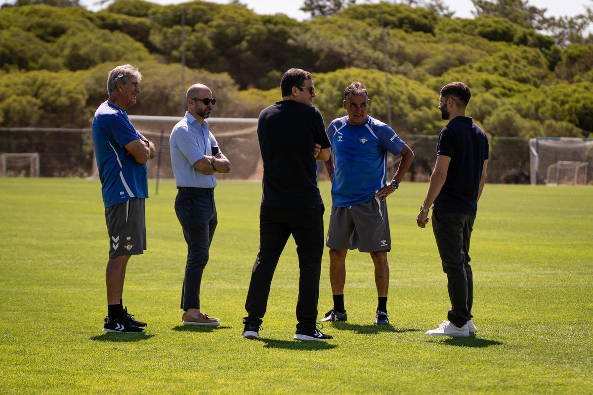 Manuel Pellegrini dialoga con Alarcón, Alexis, Fajardo y Ladrón de Guevara en el stage de pretemporada en Portugal