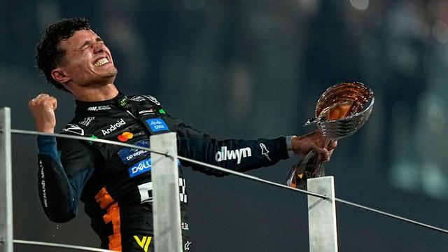 El britànic Lando Norris celebrant ahir el títol de campió del món en el circuit de Yas Marina d’Abu Dhabi.  | AP PHOTO/FATIMA SHBAIR