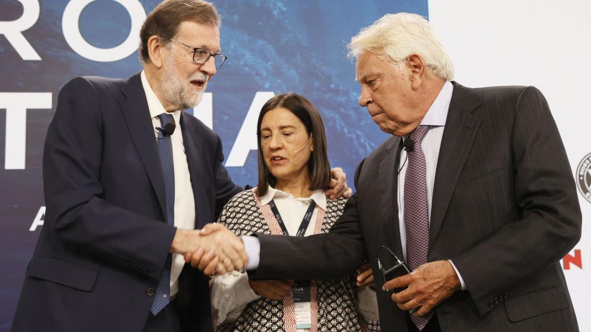 Mariano Rajoy (izq.), la periodista Anabel Díez y Felipe González, ayer, en el IV Foro La Toja.  |   // EFE/LAVANDEIRA JR.