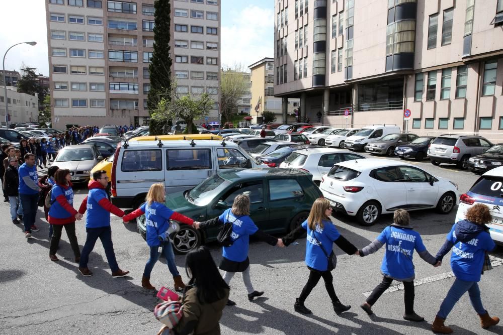 Los funcionarios conformaron una cadena humana en los juzgados de Vigo // Marta G. Brea