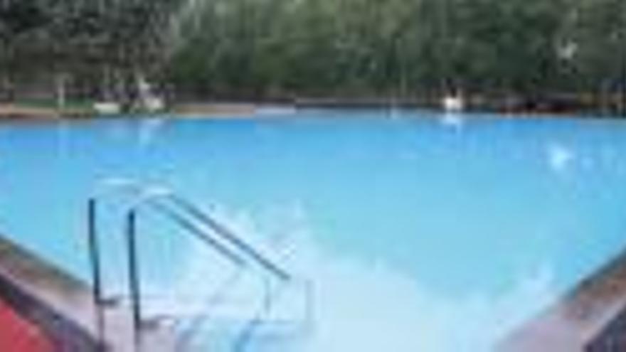 Topless a les piscines municipals de Girona:  tolerat per prendre el sol però no per banyar-se