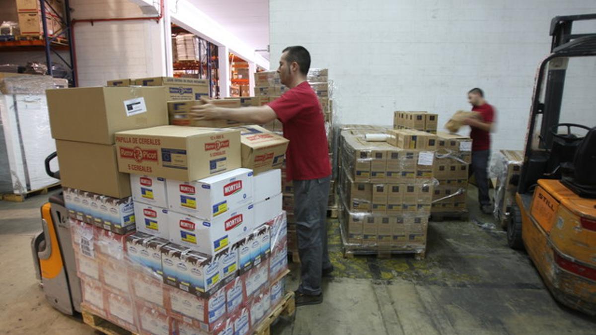Almacén de alimentos de la Cruz Roja en Cornellà, en una imagen de archivo.