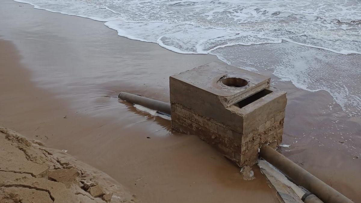 Estado de una de las arquetas de la canalización del agua en la playa del Dosser.
