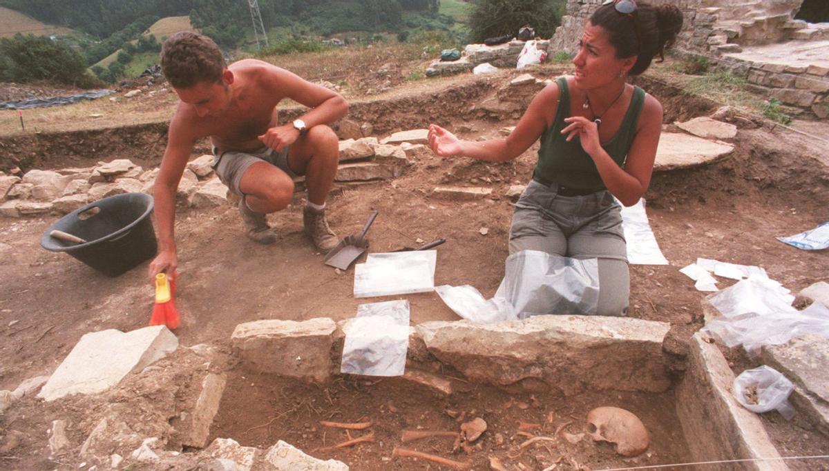 Fotografía de una campaña de excavaciones en Veranes dirigida por Carmen Fernández Ochoa en 1998. | DANIEL MORA