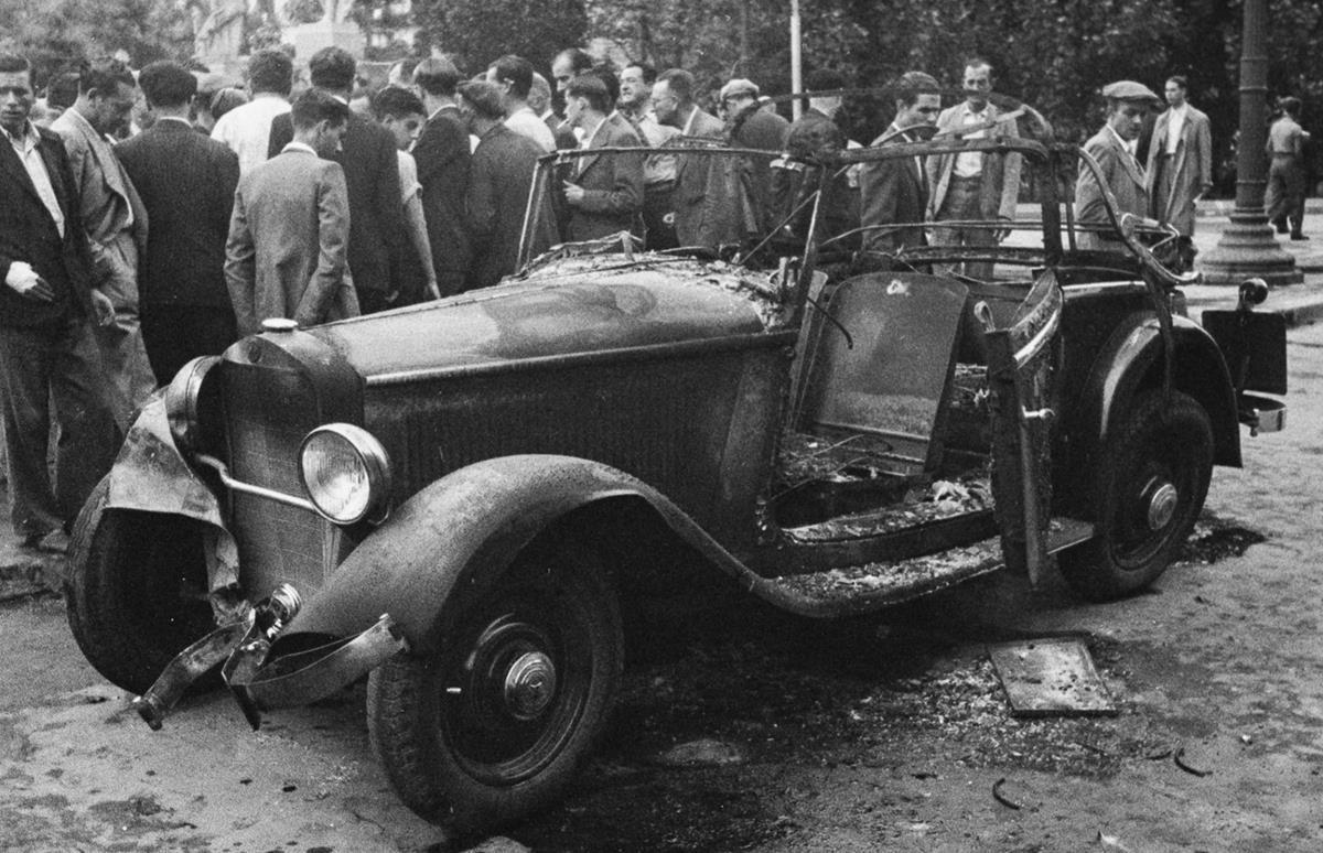 Un vehículo destrozado en la plaza de Catalunya, en julio de 1936.