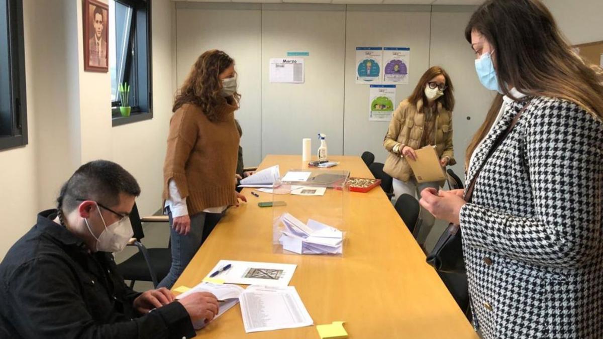 La directora y la secretaria del Golmar supervisan la votación en el aula habilitada. |   // A.L.V.