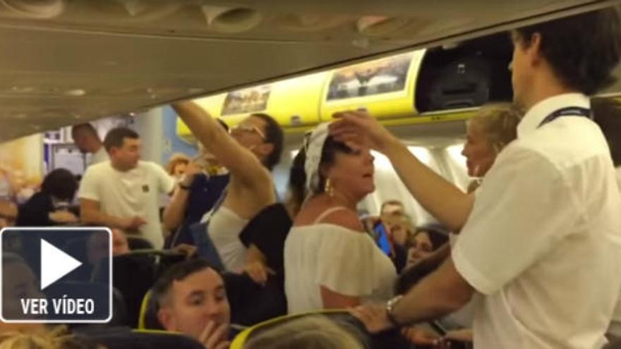 Ryanair expulsa de un vuelo a Alicante a un grupo de chicas por comportarse como «animales»