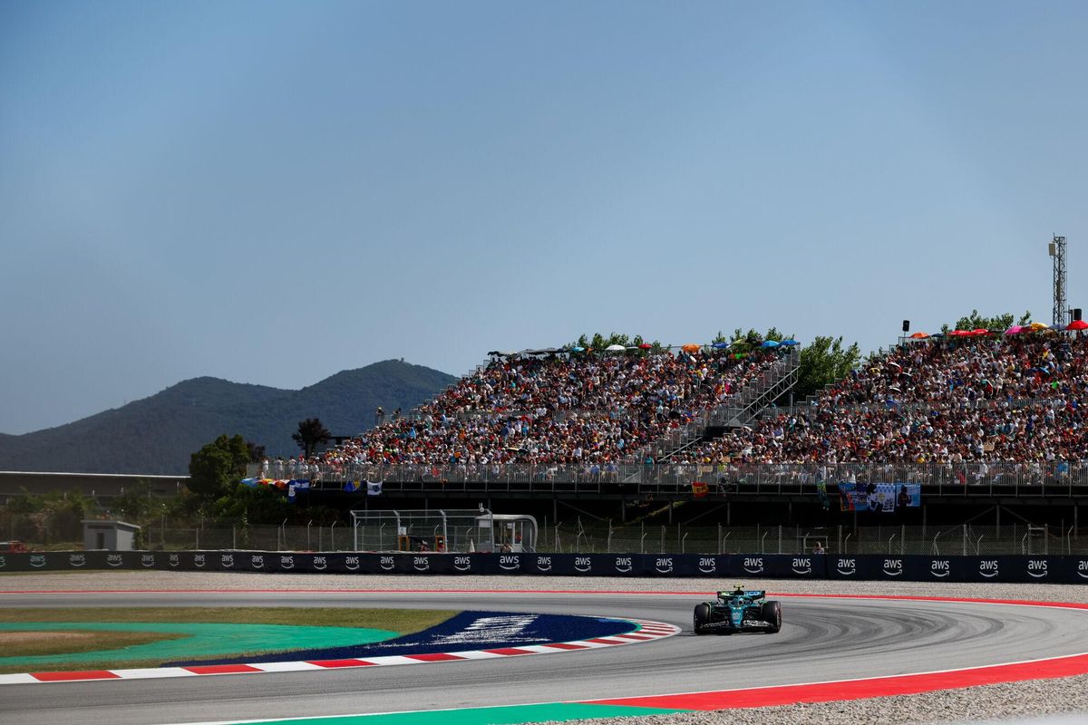 El Aston Martin de Fernando Alonso por el Circuit de Catalunya de Montmeló.