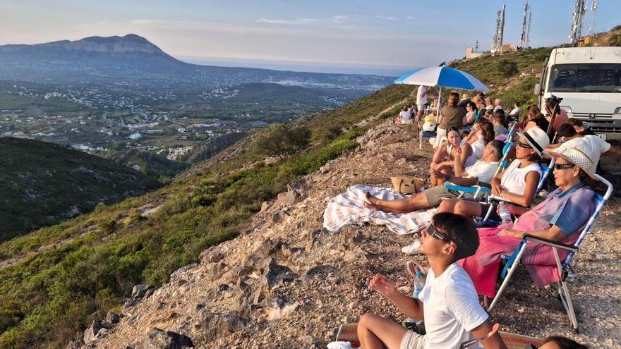 La cumbre del eclipse en la Marina Alta: más de 3.000 personas convierten el Puig de la Llorença de Benitatxell en una fiesta astronómica