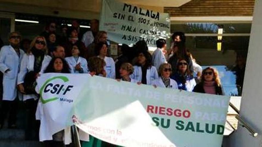 Los trabajadores protestaron ayer en la puerta del centro sanitario.