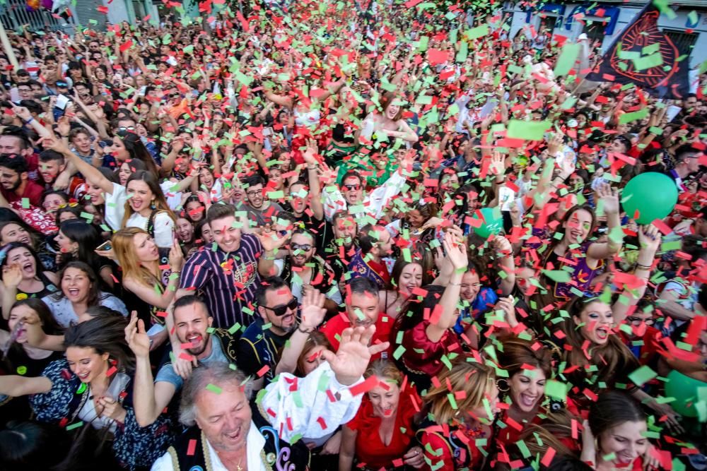 Millones de papelitos sobrevolaron a los miles de eldenses que se apiñaron cerca del castillo de Embajadas para escuchar y cantar el pasodoble Idella, que marca el comienzo de las fiestas