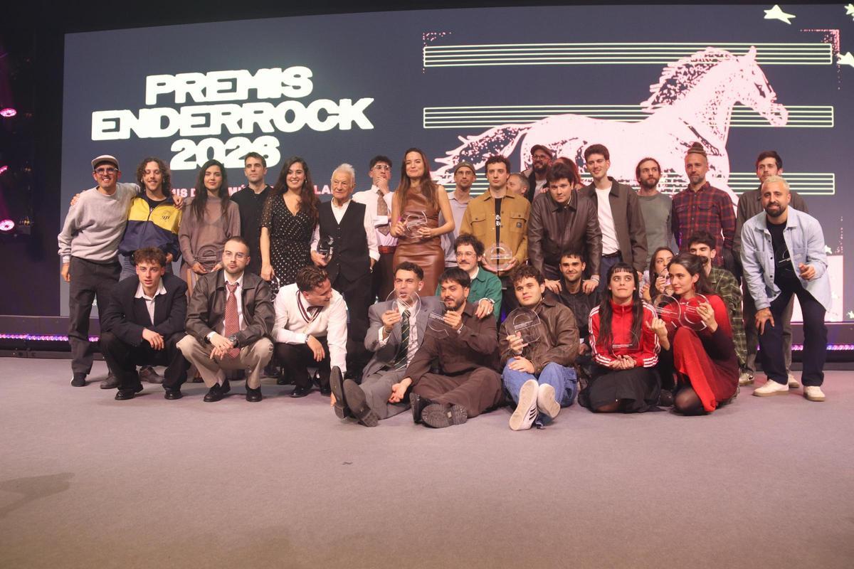 Foto de família amb tots els premiats als Enderrock del 2026.