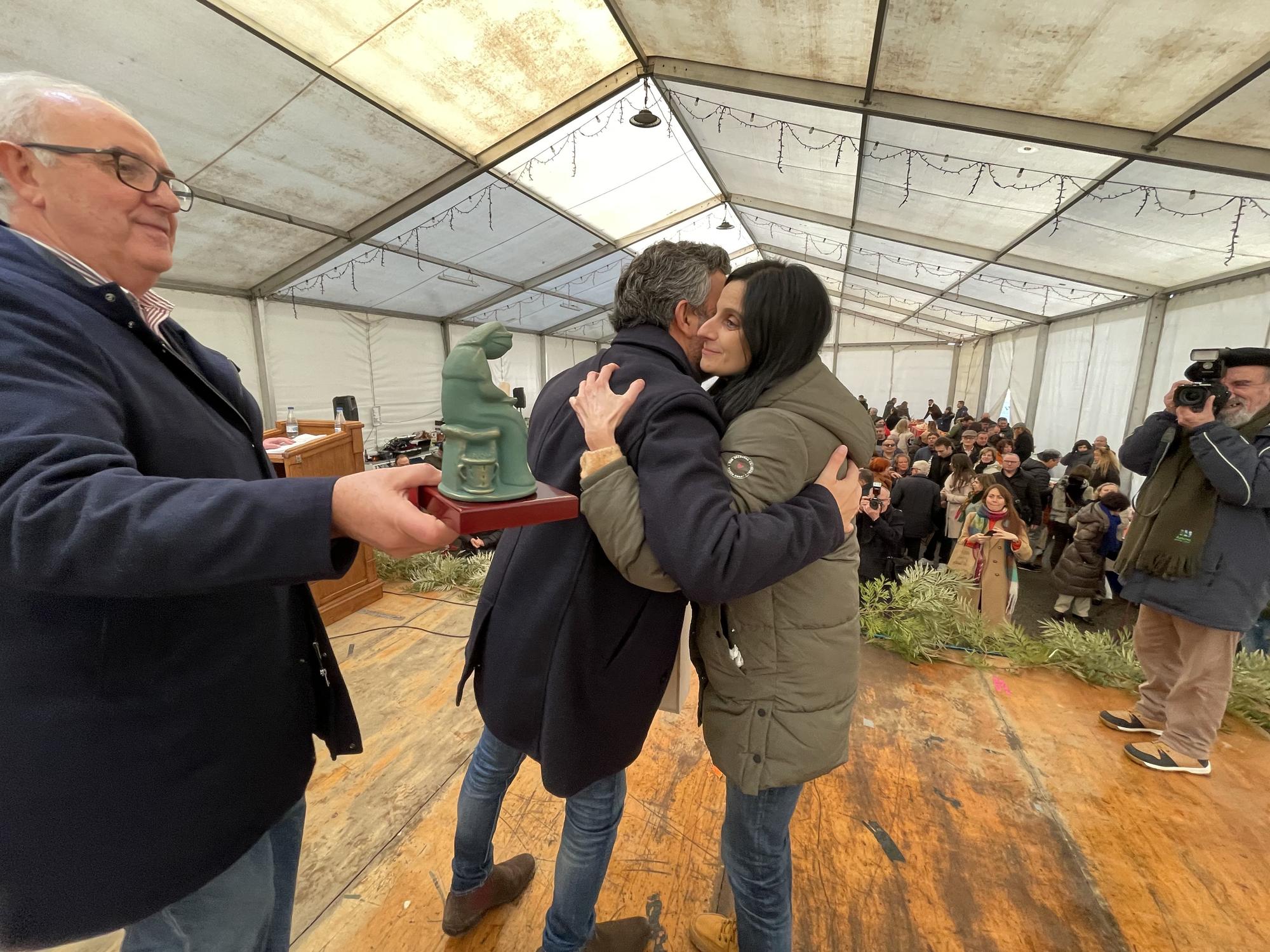 Verónica Álvarez, de Quesería Temia, abraza al Consejero de Medio Rural