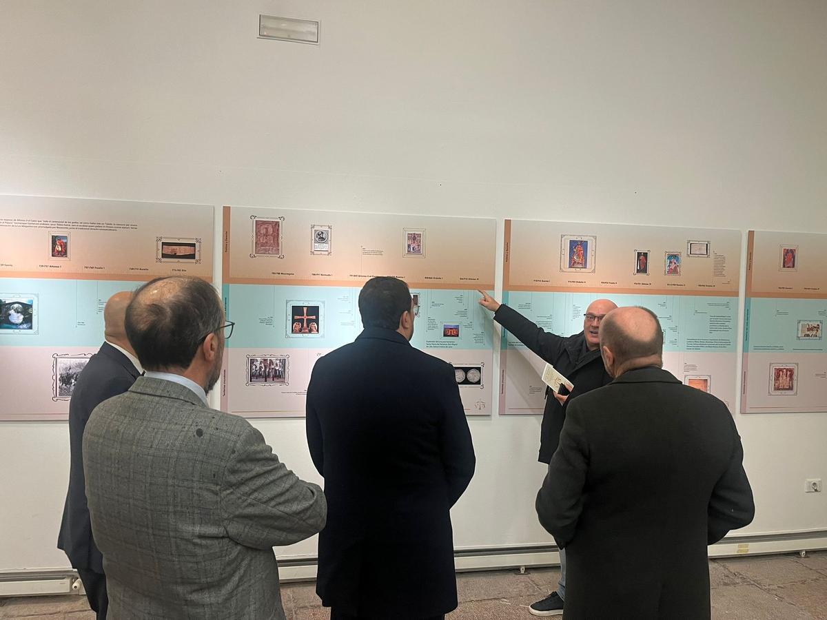 El guía José Manuel Rodríguez, durante la visita con Chamosa, Carvajal, Barbón y Cofiño (los cuatro de espaldas).