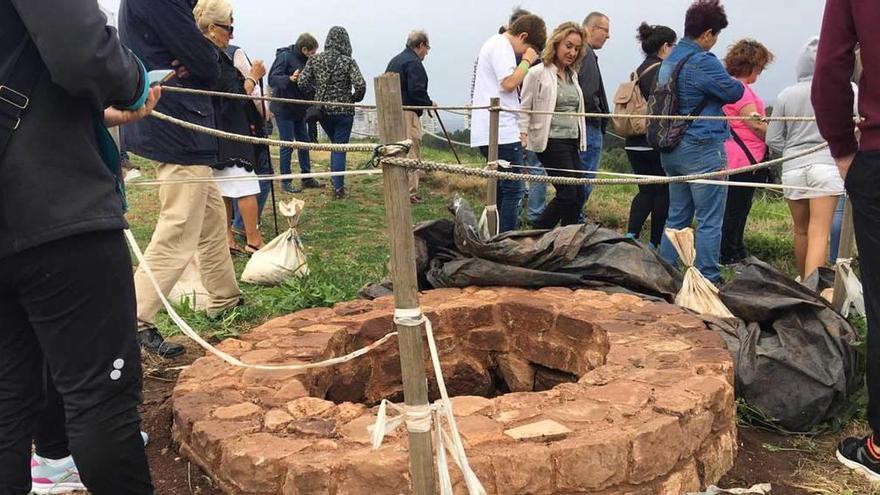 Visitantes, ayer, en el castillo de Gauzón en el marco del plan &quot;Asturias, centenarios 2018&quot;, organizado por Foro.