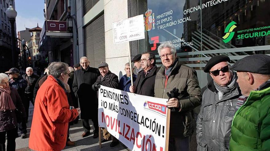 Pensionistas, manifestándose ayer a las puertas de la Tesorería de la Seguridad Social en Gijón.