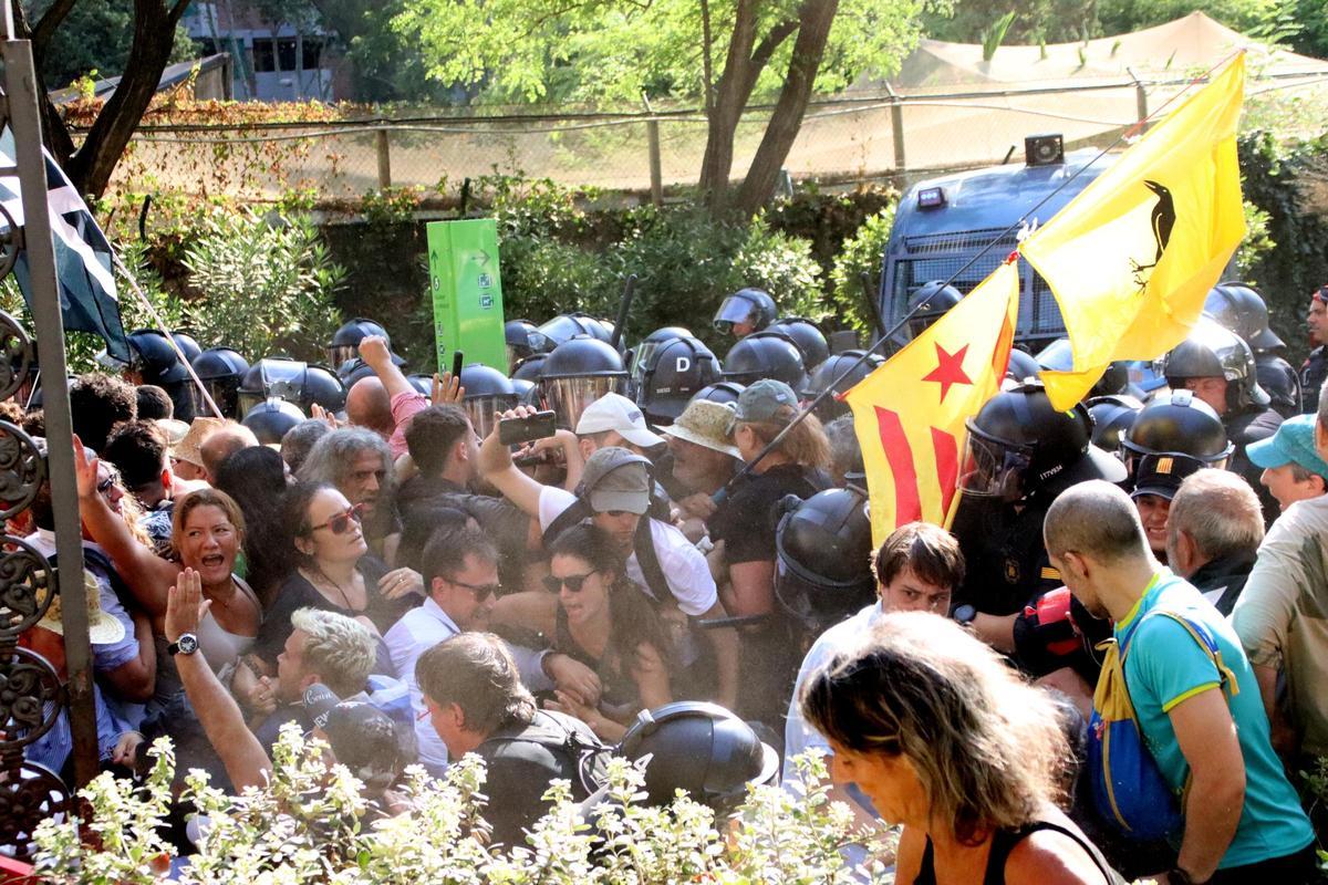 Manifestants dispersats amb gas a l'entrada del Parc de la Ciutadella