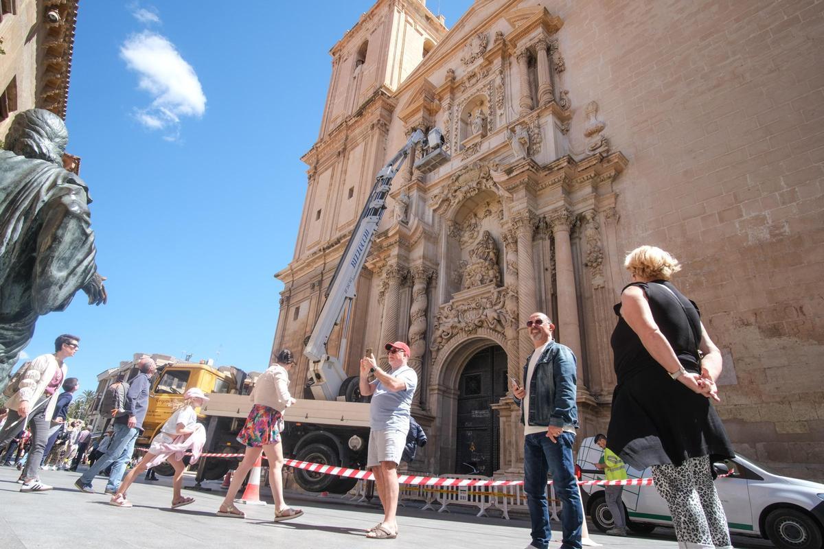 Los trabajos que se desarrollaron este jueves para sanear la zona afectada.