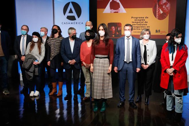 Begoña Villacís combina camiseta ajustada con falda de cuadros