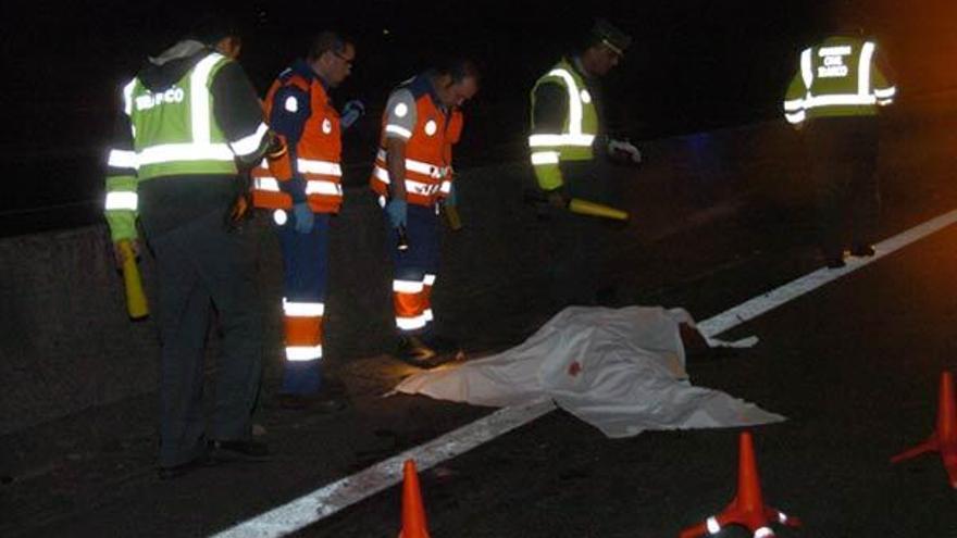 Agentes de la Guardia Civil inspeccionan el lugar del accidente junto al cadáver.  // Noé Parga
