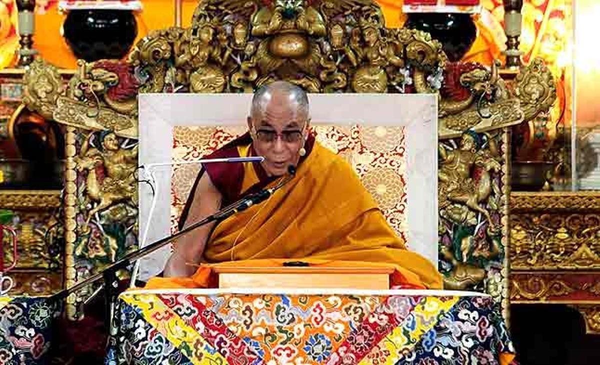 El dalai-lama, durant un discurs espiritual al temple Tsuglakhang, a Dharamsala (Índia). El líder espiritual tibetà va dir la setmana passada que abandonarà el seu rol polític en el govern del Tibet a l’exili, per cedir-lo a un representant elegit per votació.
