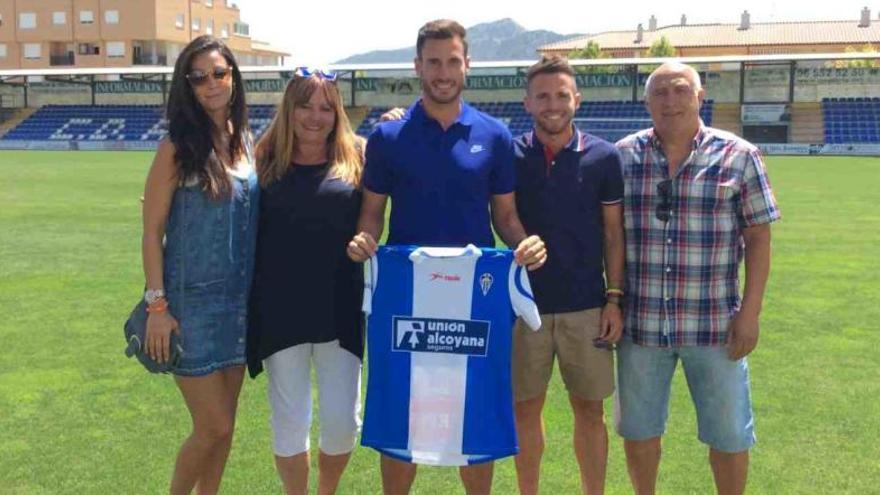 Aarón Ñíguez, ayer, en la presentación de Jony como jugador del Alcoyano, junto a sus padres y a la novia de su hermano