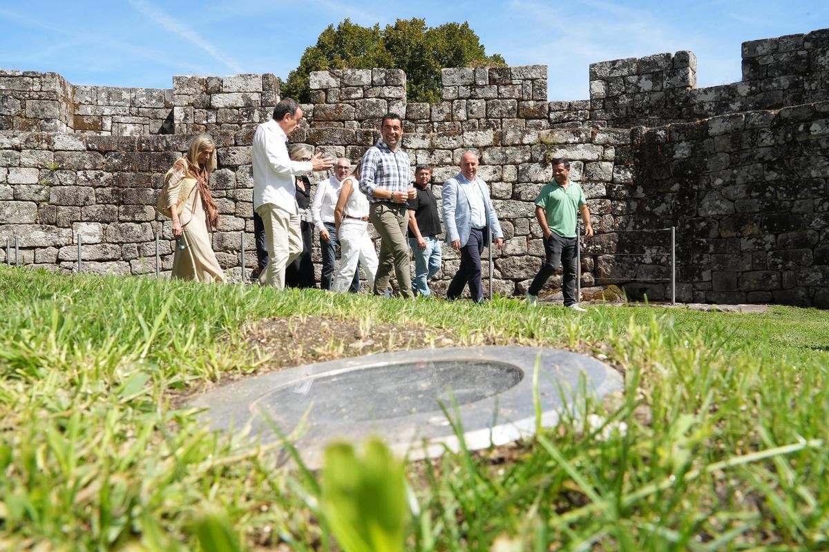 El presidente de la Diputación, Luis López, ayer, recorre el castillo.
