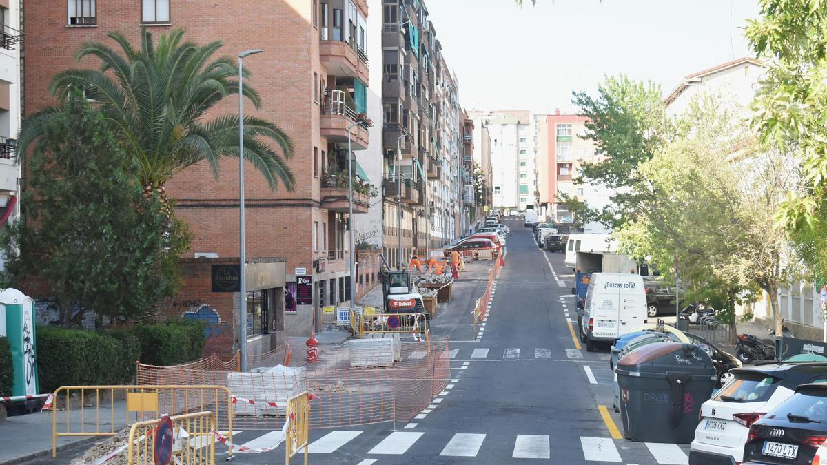Galería | La calle MédicoSorapán de Cáceres mejora su accesibilidad