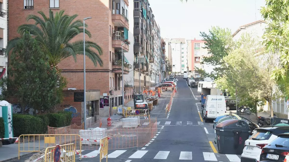 La calle Médico Sorapán de Cáceres encara su recta final para ganar espacio, accesibilidad y comodidad: "Hace mucha falta"
