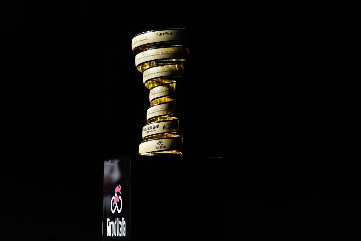 Imagen del trofeo durante la presentación del Giro de Italia 2026