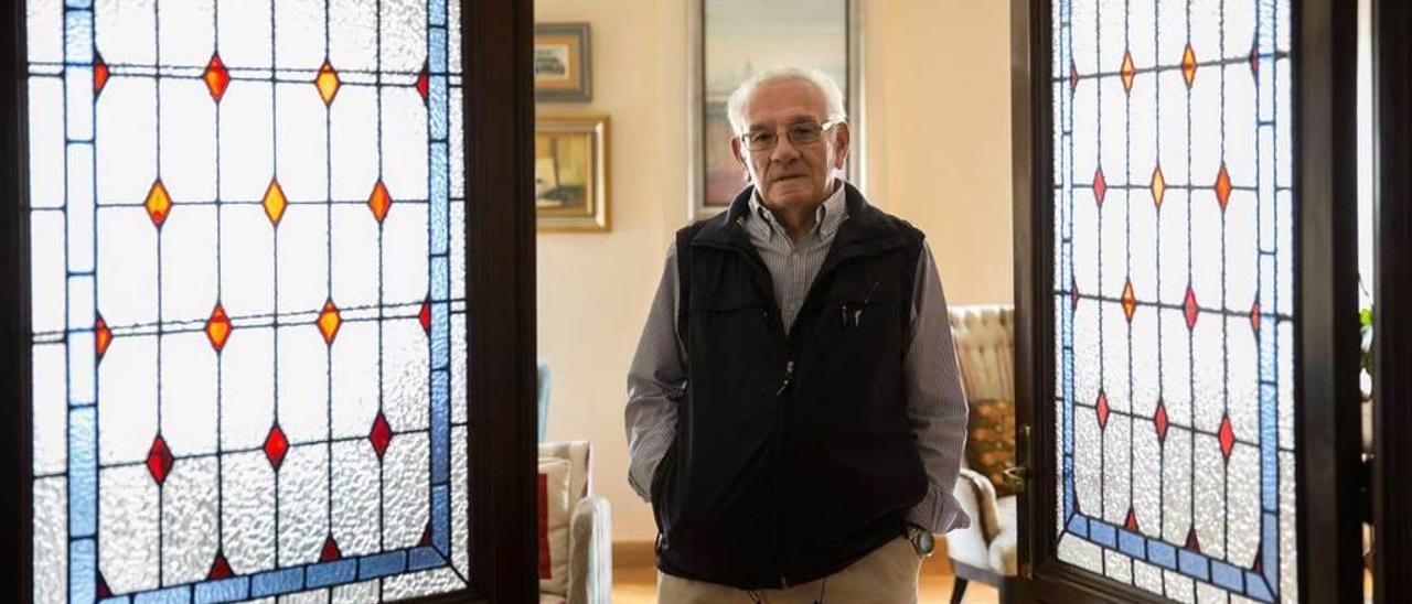 Paco Guisasola, en su casa de Melquíades Álvarez, calle donde ha transcurrido gran parte de su experiencia vital.