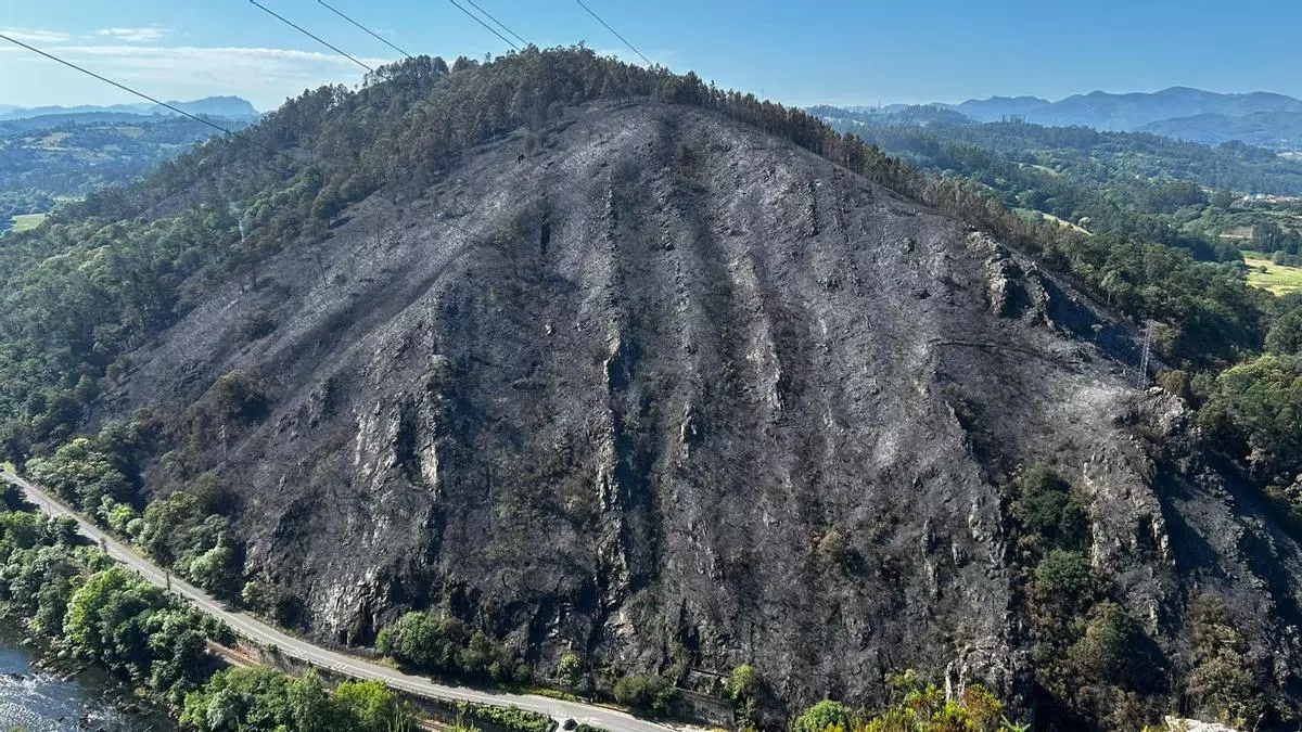 Controlado el incendio de Grado: un retén seguirá con tareas de vigilancia y enfriamiento a lo largo de toda la noche