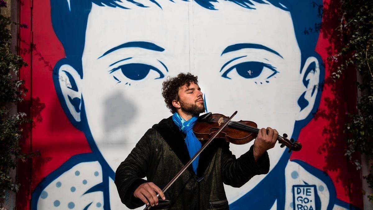 Iago Mediano, quien ha hecho del nomadismo su estilo de vida, toca el violín en Can Batlló.