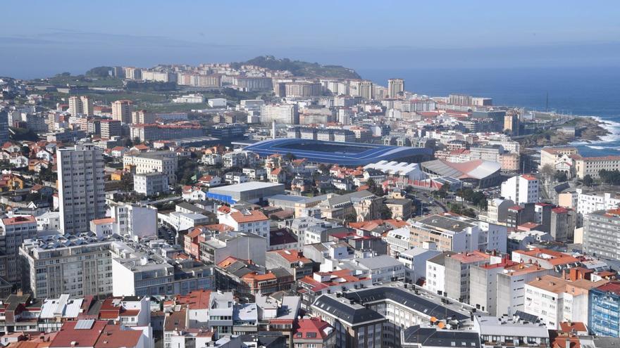 Vista general de la ciudad desde el edificio Costa Rica, con Os Rosales y el monte de San Pedro de fondo. |  Carlos Pardellas
