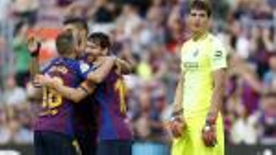 Els jugadors del Barça celebrant un dels vuit gols que van marcar ahir els d&#039;Ernesto Valverde al Camp Nou davant un dèbil Osca.