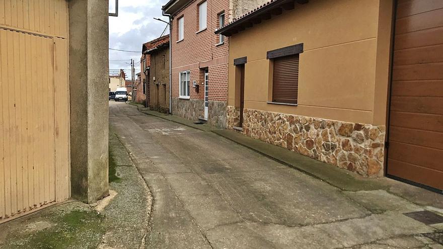 Una calle completamente vacía en la localidad de Arcos de la Polvorosa. | I. F.