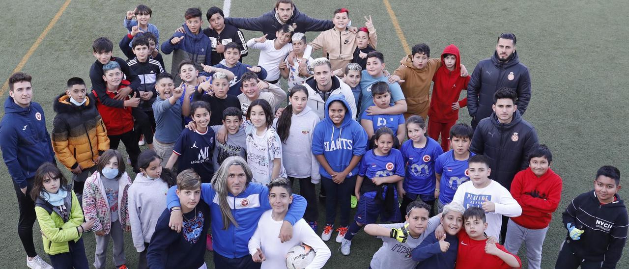 Foto de grup de jugadors i entrenadors al camp de futbol de Vila-roja.