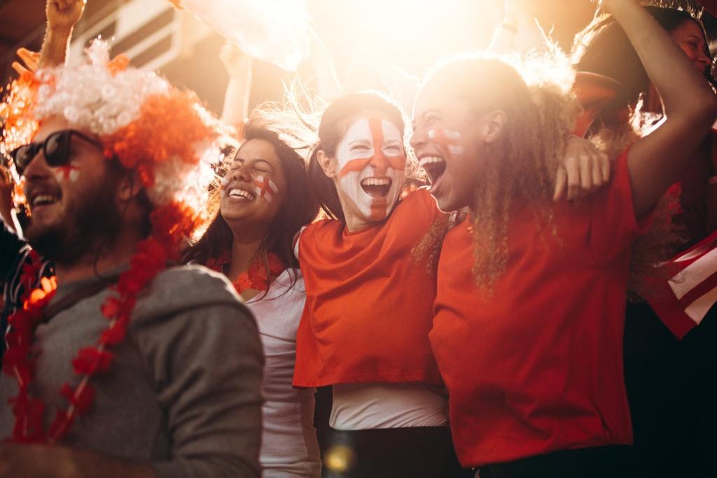 Ingleses viviendo el futbol y sus colores durante un importante partido