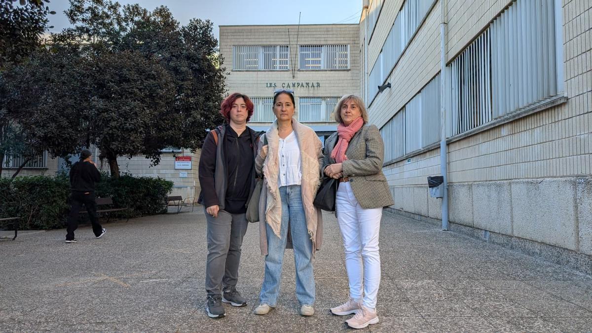 Tres madres del Ampa del IES Campanar en la puerta del centro.