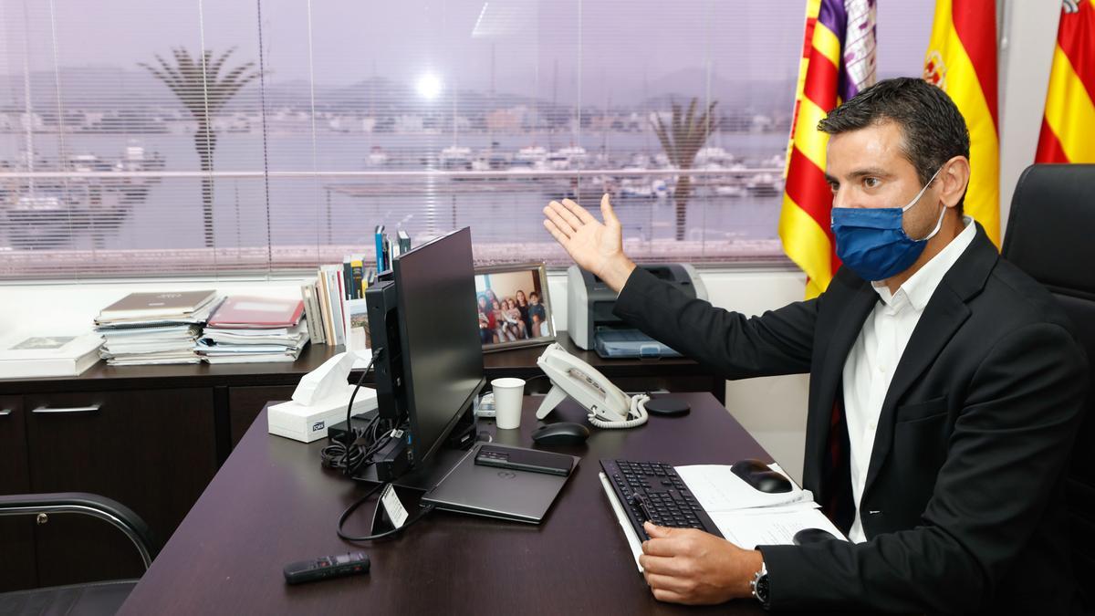 Marcos Serra, en su despacho, con la vista del puerto de Sant Antoni.