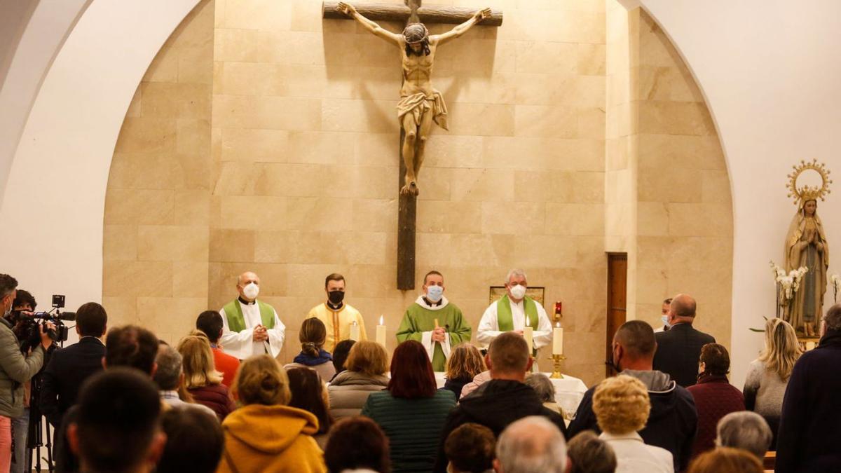 La ceremonia religiosa presidida por el obispo de Eivissa en la capilla de Lourdes. | TONI ESCOBAR