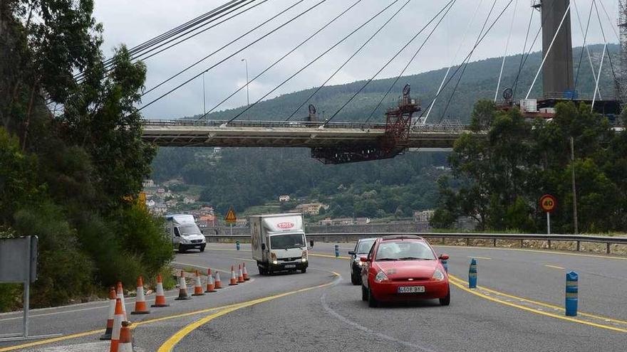 El doble carril reabierto en el enlace de la autopista AP-9 y puente de Rande, en Domaio. // G.N.