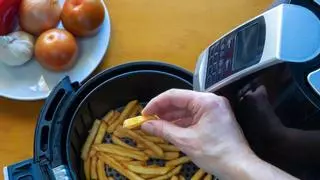 Una experta desvela lo que pasa al cocinar patatas fritas en la freidora de aire