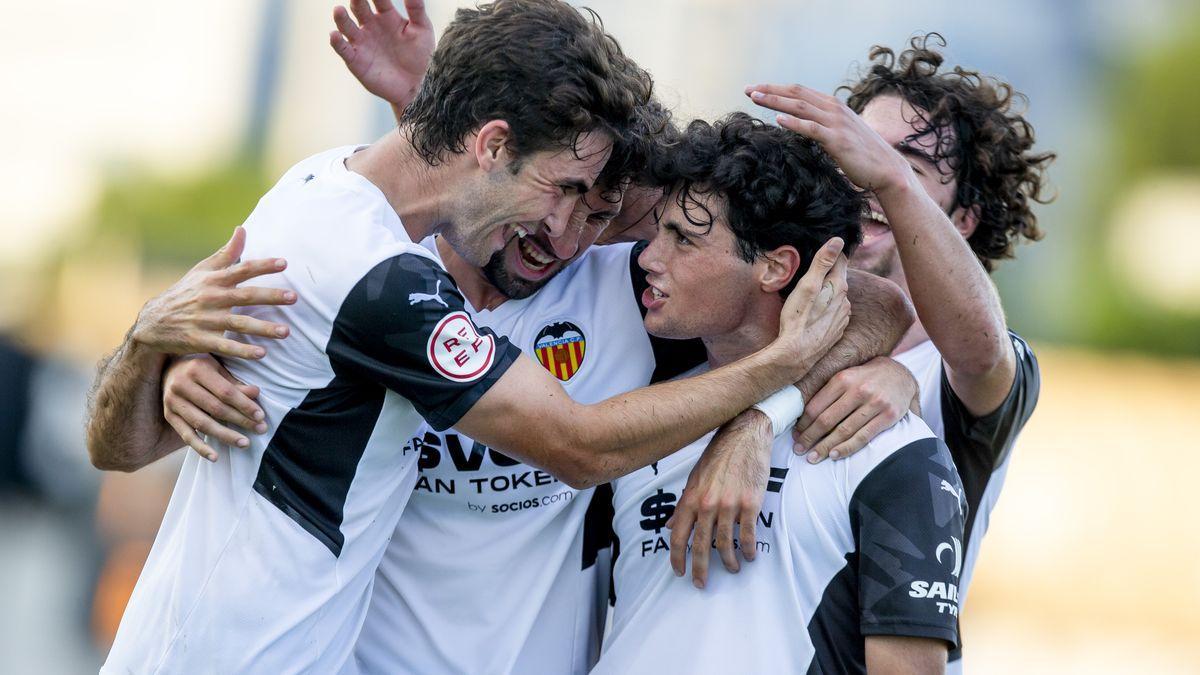 Los jugadores del Valencia Mestalla, celebrando un gol