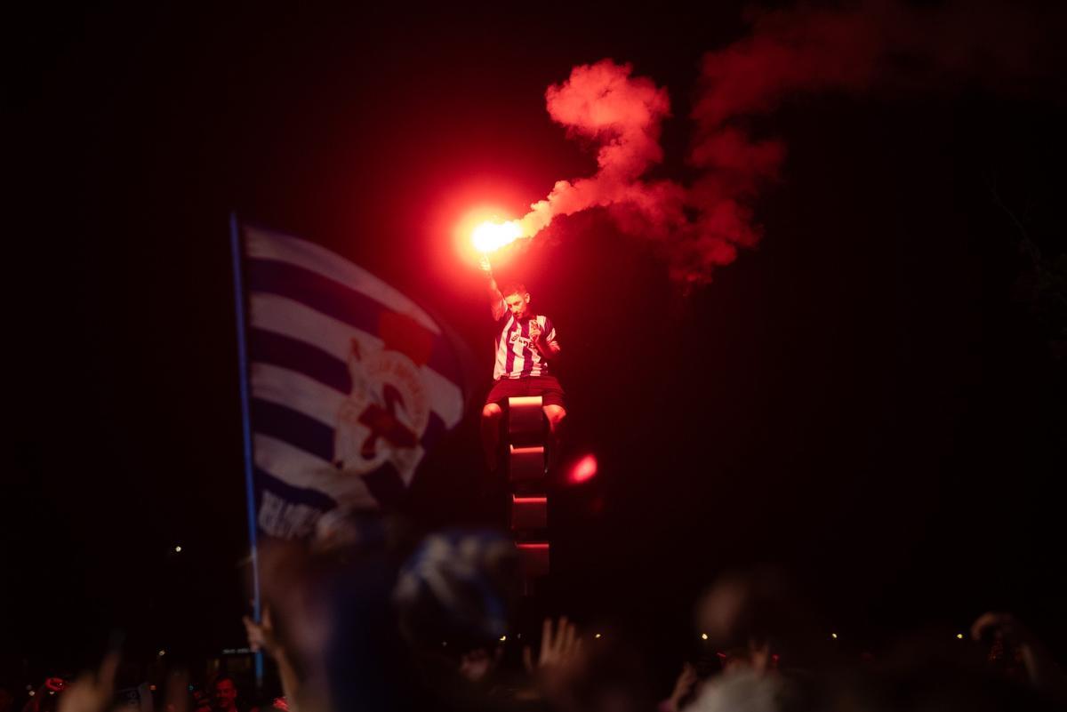 Así fue la llegada del Deportivo a Riazor: apoteosis en la explanada Así fue la llegada del Deportivo a Riazor: apoteosis en la explanada