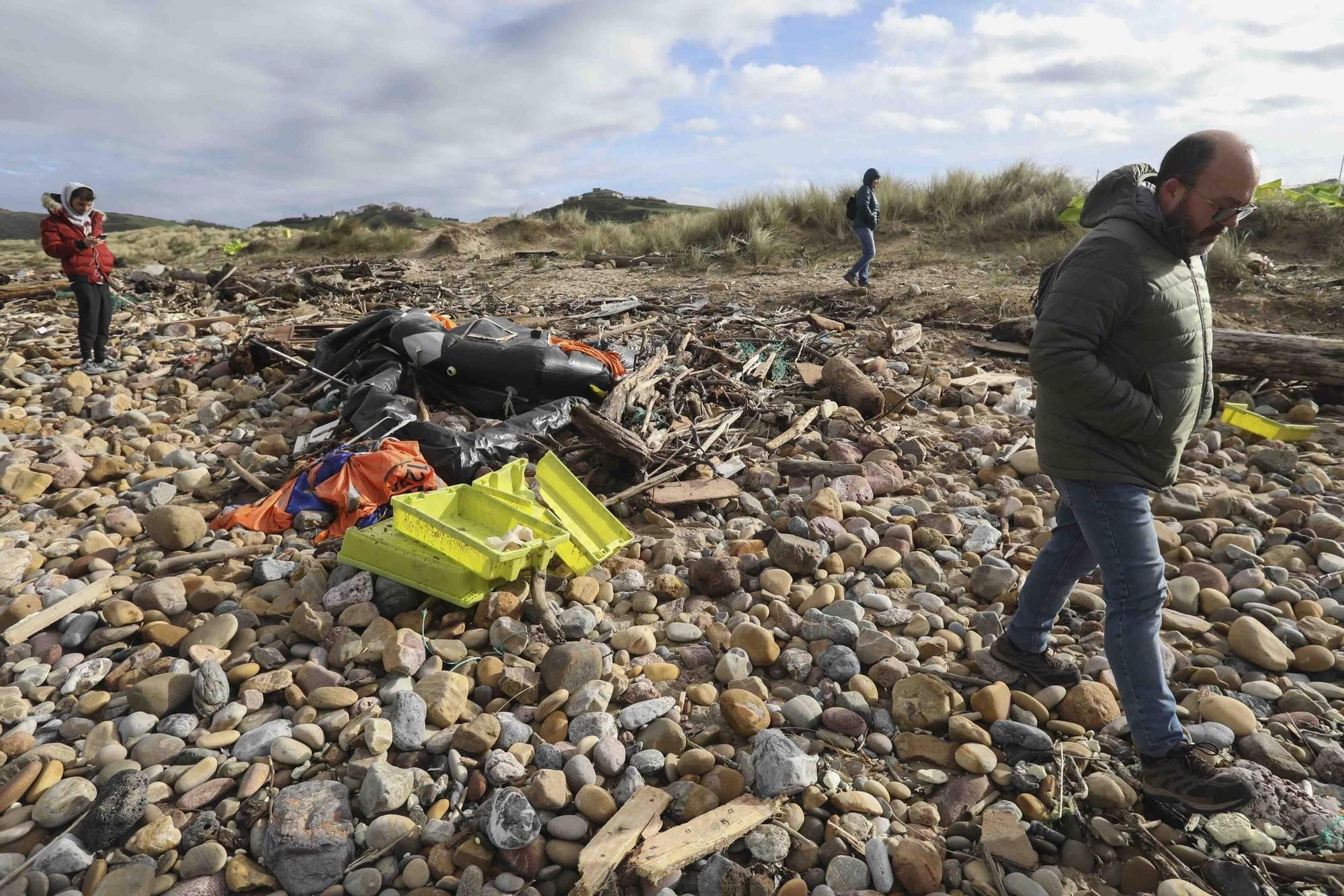 Retirada de los restos del naufragio del "Serenín" en la playa de Xagó (Gozón)