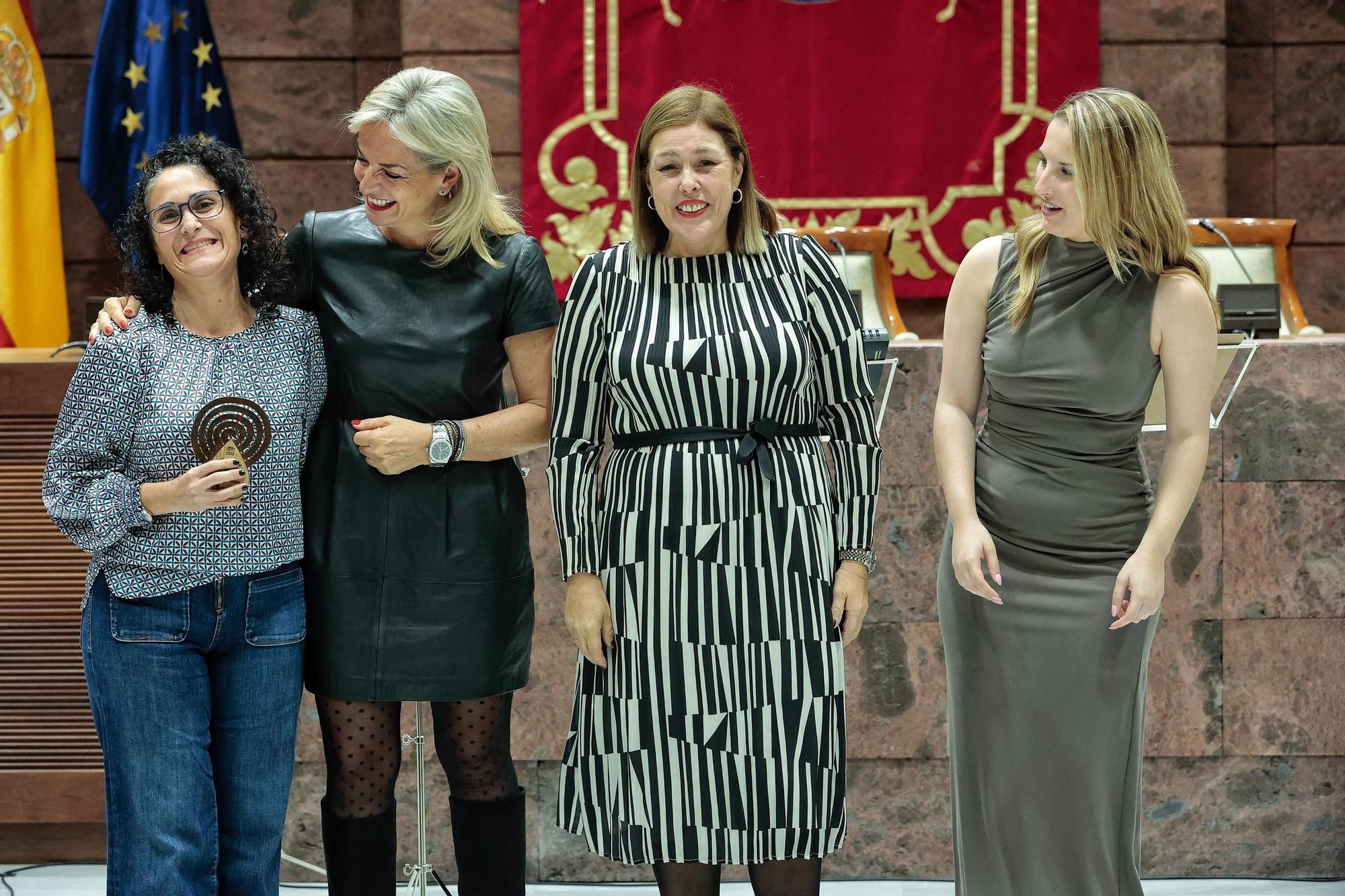 El Parlamento de Canarias rinde homenaje a los "grandes donantes" de sangre en el Archipiélago.