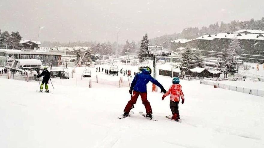 Esquiadors gaudeixen de la neu a La Molina