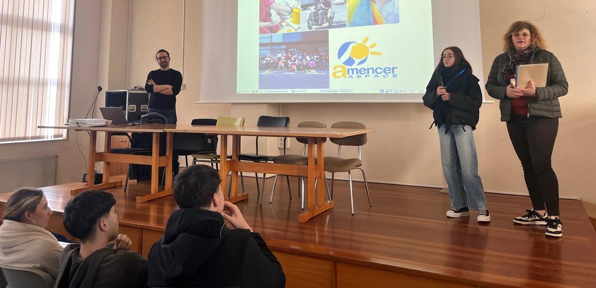 Alumnado do centro presentando a charla do director do centro de día de Amencer.